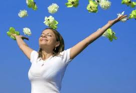 Persona se siente plena y feliz